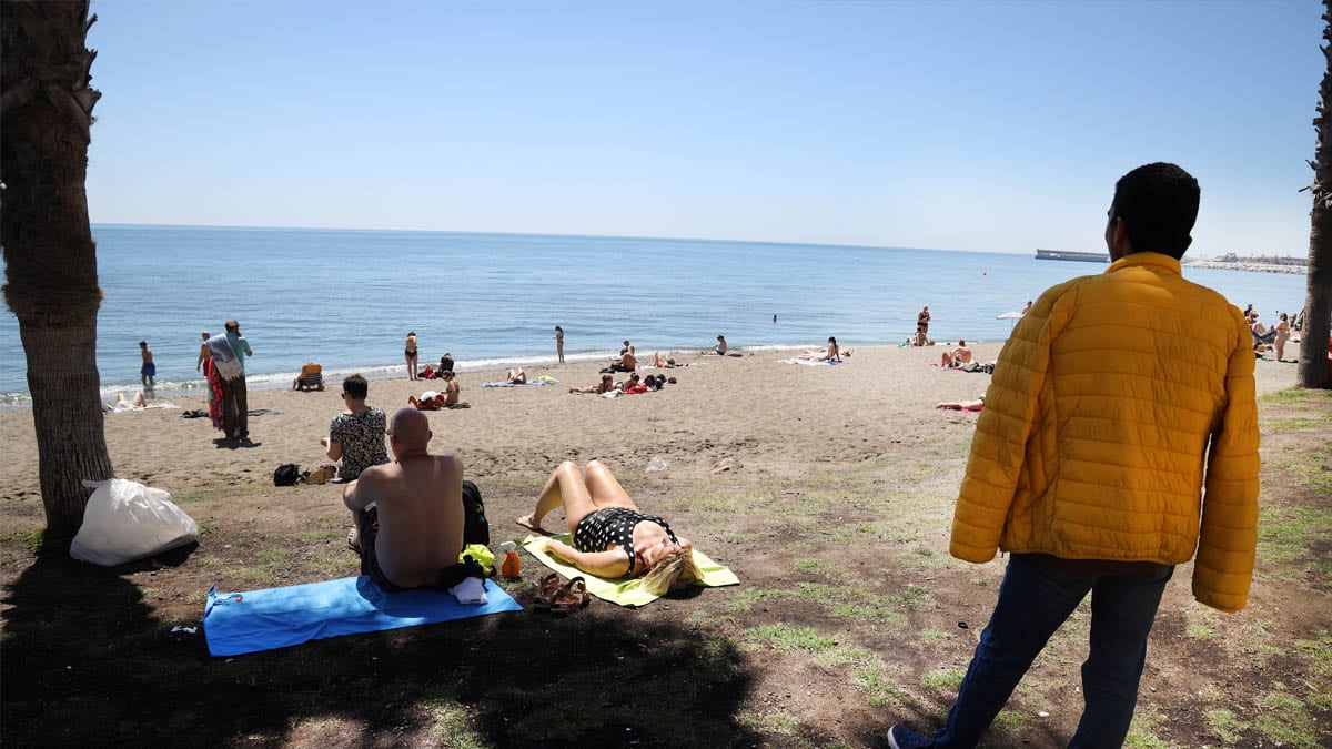 Un joven senegalés arriesga su vida para salvar a un bañista en La Malagueta (Málaga)