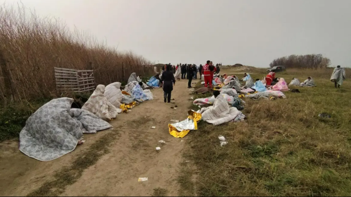 Al menos 62 inmigrantes, entre ellos un bebé, mueren al naufragar su embarcación frente a la costa del sur de Italia
