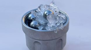 Un nuevo hielo amorfo para desvelar los secretos del agua en el universo