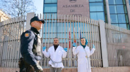 Activistas se encadenan a las puertas de la Asamblea de Madrid por la sanidad