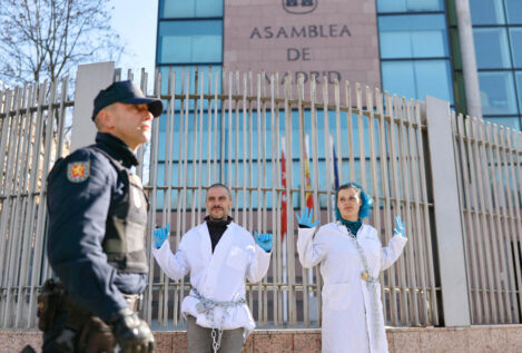 Activistas se encadenan a las puertas de la Asamblea de Madrid por la sanidad