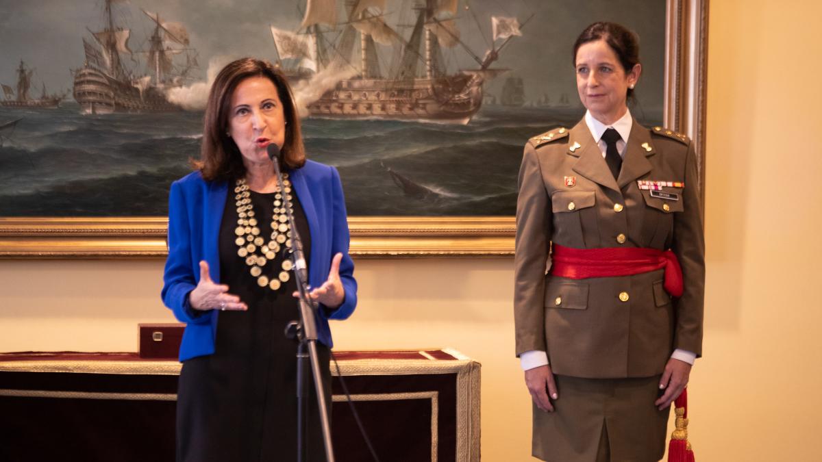 Robles 'condena' al ostracismo en Defensa a la primera mujer que llegó a general