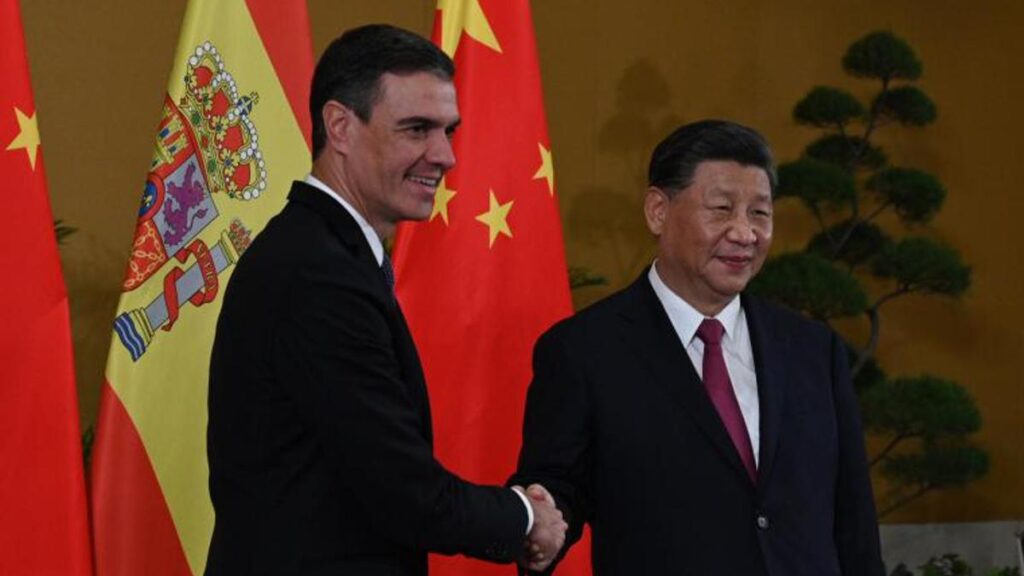 Pedro Sánchez y su homólogo de China (sede de Huawei), Xi Jinping, durante su encuentro bilateral en la pasada cubre del G20 en noviembre de 2022.