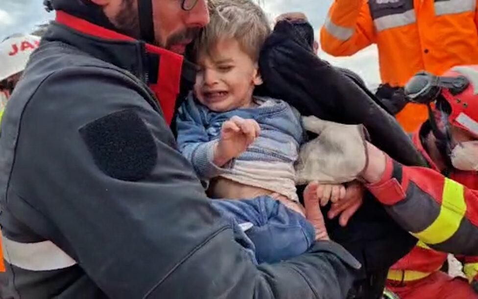 Un rescatador de la UME rompe a llorar tras conseguir sacar con vida a dos niños bajo los escombros