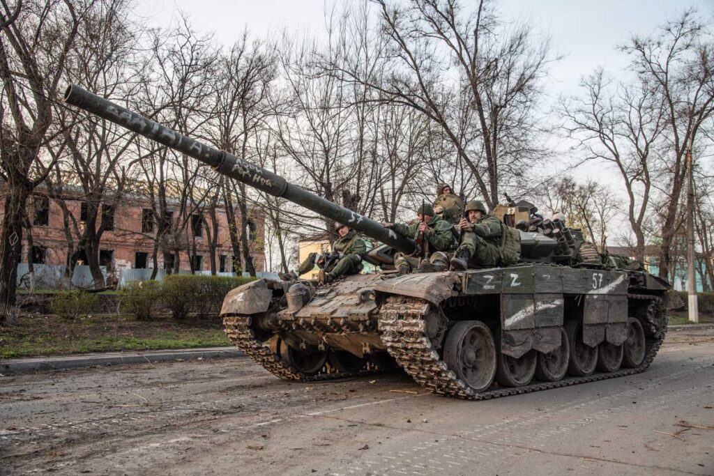 Soldados prorrusos avanzan con un tanque T-72 en Mariupol