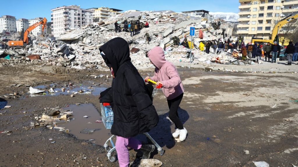 Dos niños juegan entre las ruinas de los escombros en Kahramanmaras (Turquía). Foto: Ronen Zvulun (Reuters).