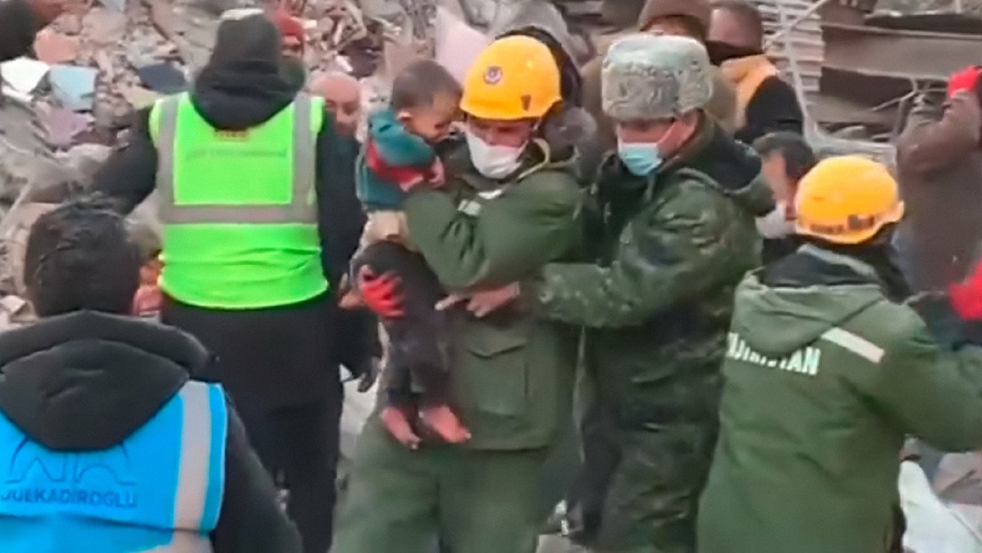(VÍDEO) Rescatan a un niño en Turquía que ha permanecido atrapado bajo los escombros 182 horas