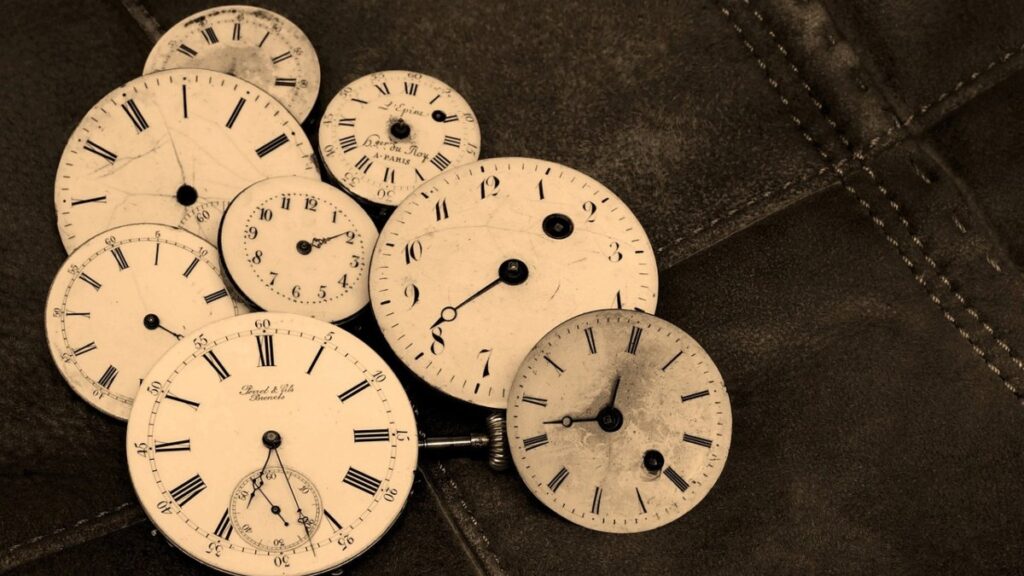 Relojes con diferentes horas. 