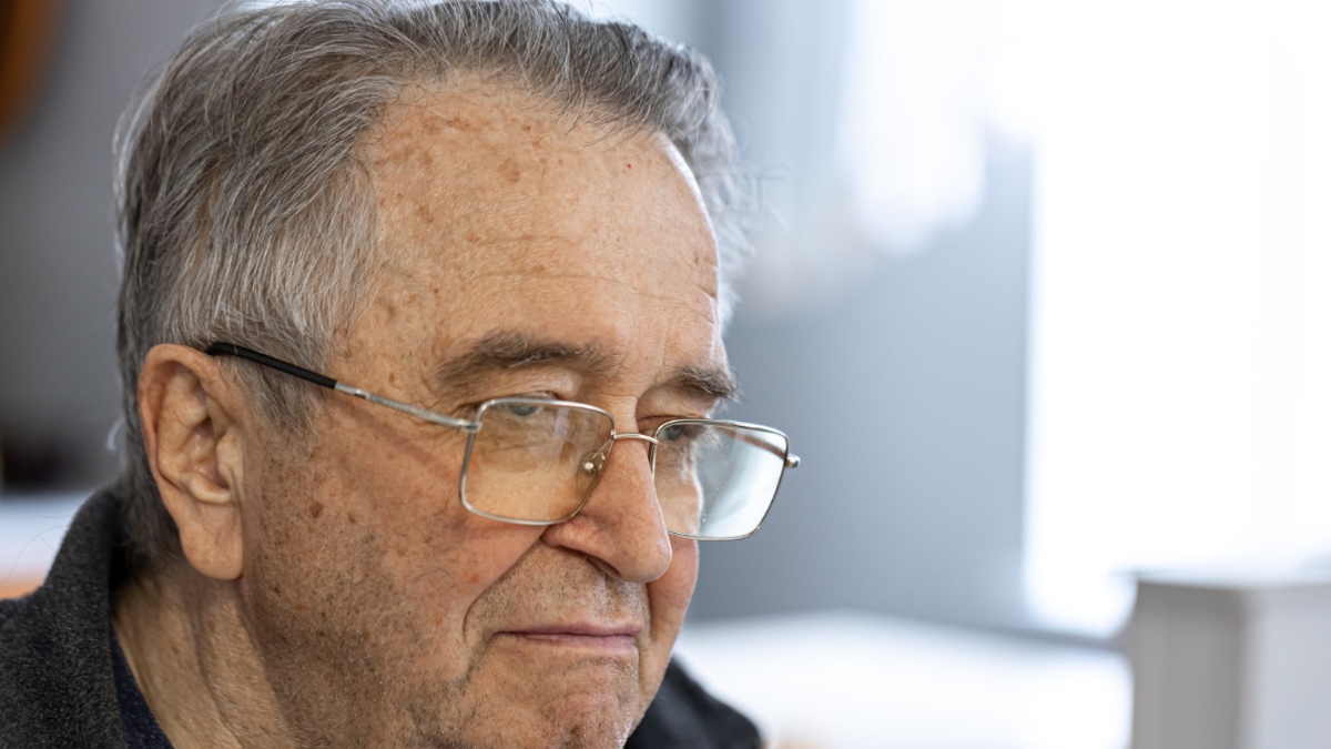 Un hombre anciano utilizando gafas