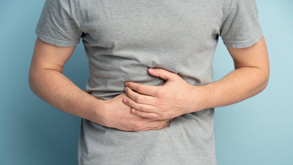 Un hombre con dolor abdominal