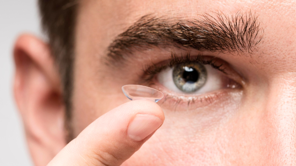 Un hombre se prepara para colocarse las lentillas pijama