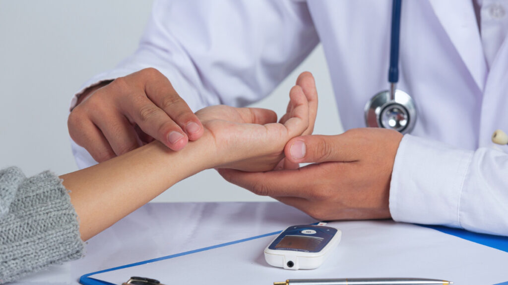 Un médico toma la presión arterial a un paciente