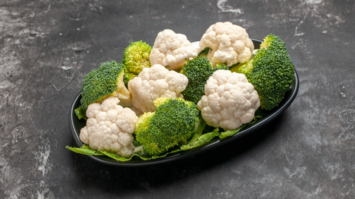 Un plato con coliflor y brócoli crudos