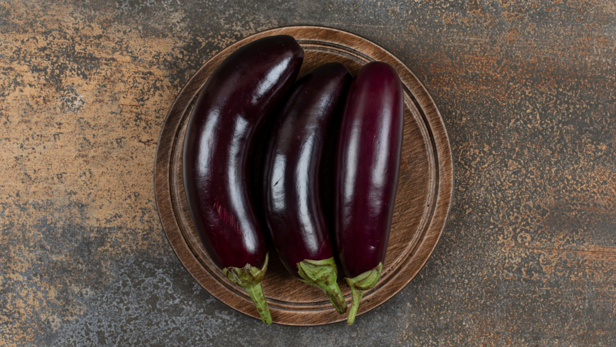 Un plato de verduras con berenjenas crudas