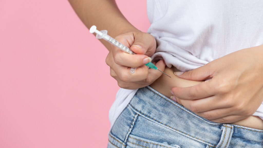 Una mujer diabética se inyecta insulina