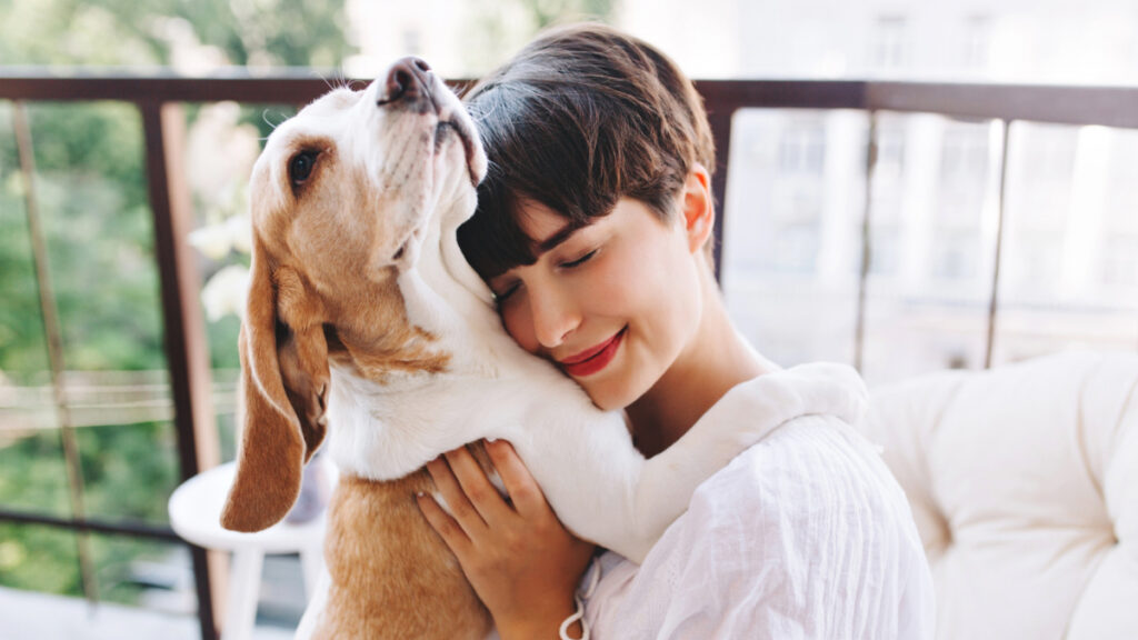 Una mujer joven abraza a su perro