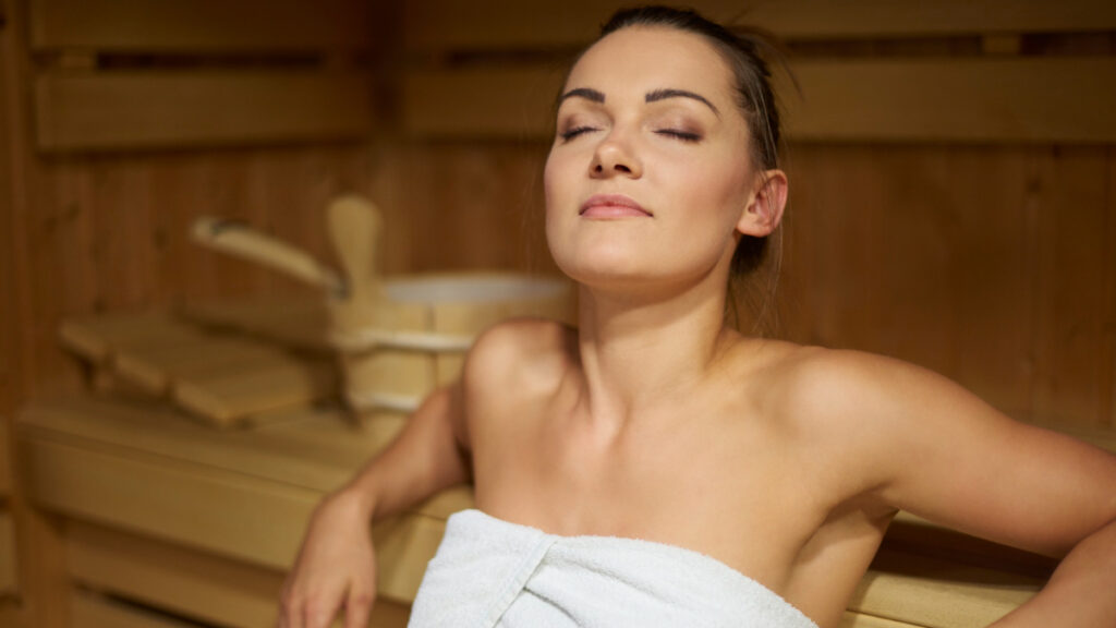 Una mujer se relaja en una sauna