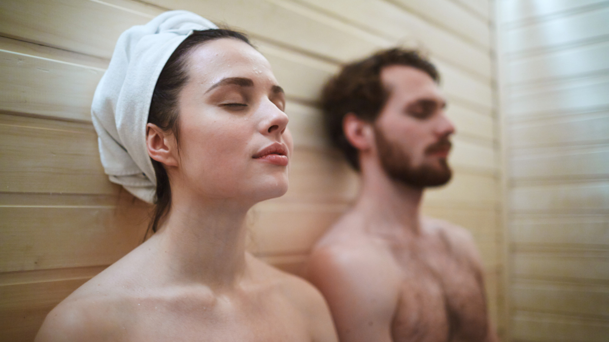 Una pareja en una sauna