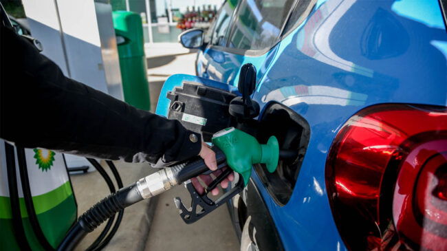 La gasolina cuesta un 4% más que hace un año y el gasóleo, un 11% más