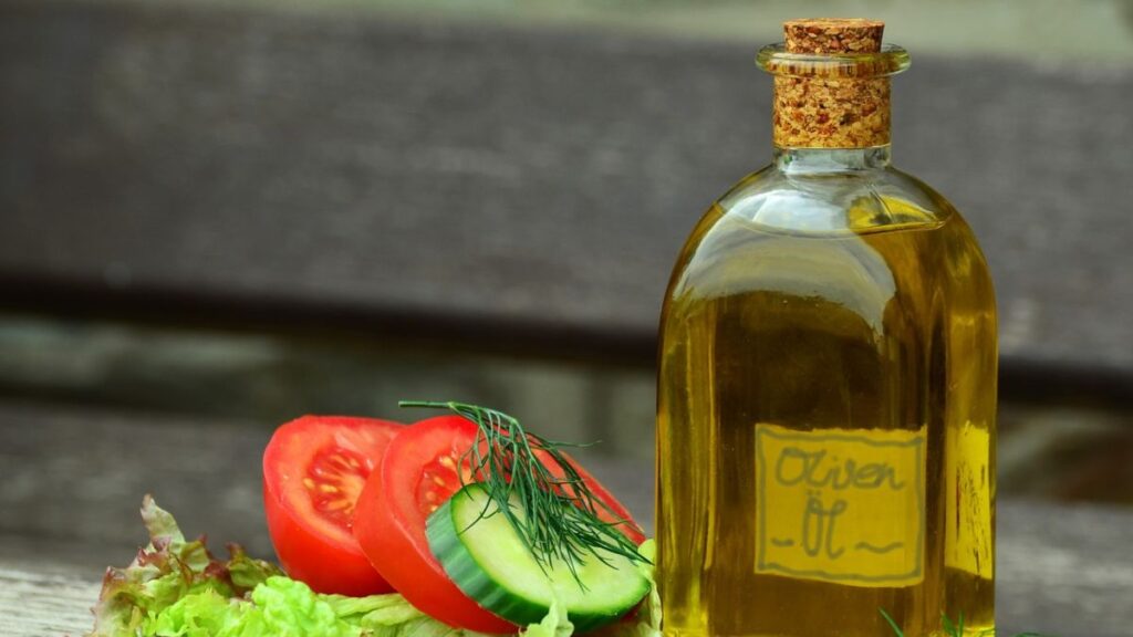 Una botella de aceite de oliva. 