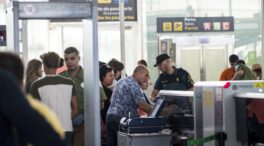 Adiós a sacar los dispositivos electrónicos y los líquidos en los controles del aeropuerto desde 2024