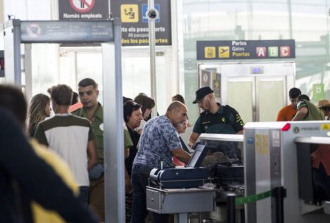 Adiós a sacar los dispositivos electrónicos y los líquidos en los controles del aeropuerto desde 2024