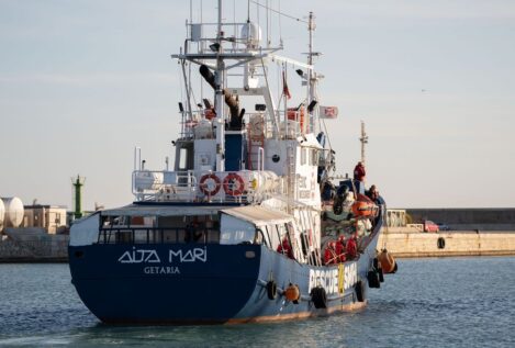 El barco Aita Mari rescata a 31 inmigrantes que viajaban en un bote en el Mediterráneo