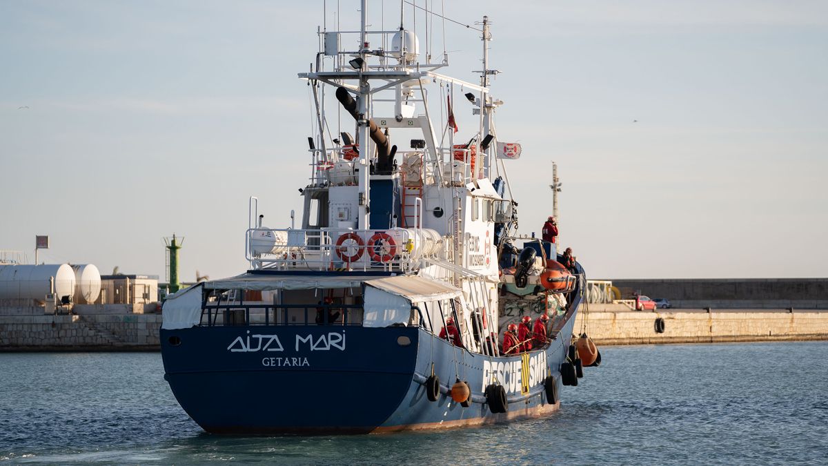 El barco Aita Mari rescata a 31 inmigrantes que viajaban en un bote en el Mediterráneo