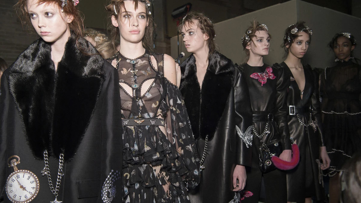 Backstage de un desfile del diseñador Alexander McQueen