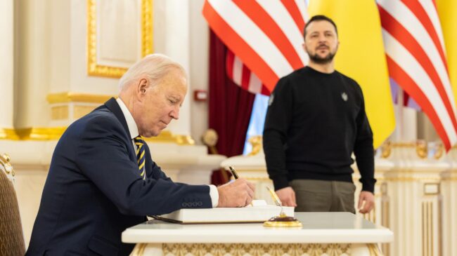 Joe Biden anuncia 500 millones de ayuda adicional a Ucrania en su visita sorpresa a Kiev: artillería, obuses y misiles Javelin