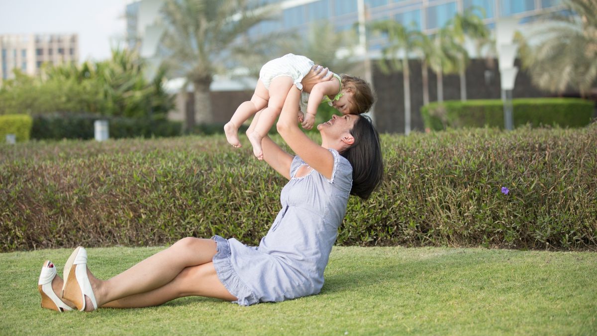 Una mujer con su bebé. 