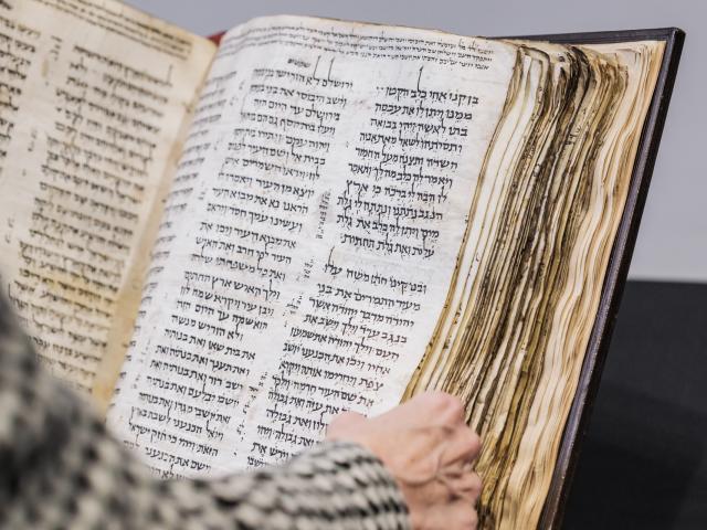 Sotheby’s subastará la biblia hebraica más completa y antigua de la historia por un precio a partir de 30 millones