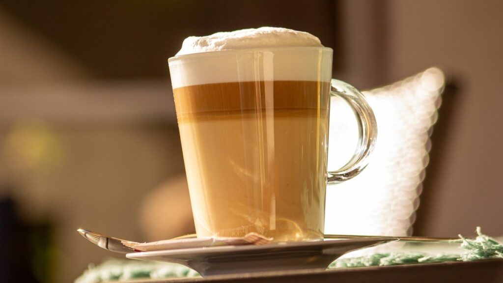 Una taza transparente de café con leche. Foto: Pixabay