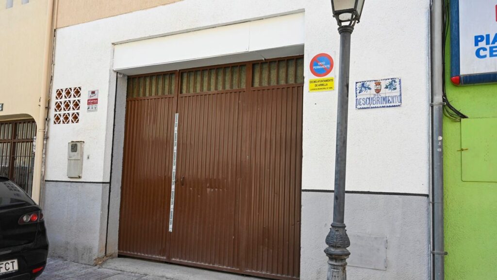 Puerta de la cochera en Armilla (Granada) donde permaneció secuestrada el pasado martes la concejala Vanessa Romero.