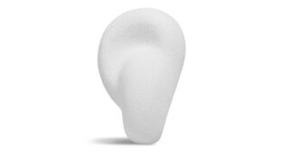 Escultura artesanal y altavoz de última generación
