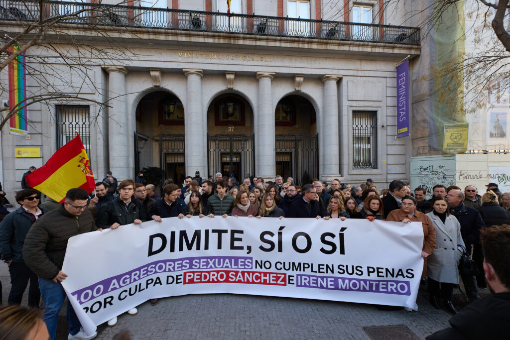 Cargos de la cúpula del PP se concentran para pedir la dimisión de Montero en una manifestación de las Nuevas Generaciones del PP frente a Igualdad