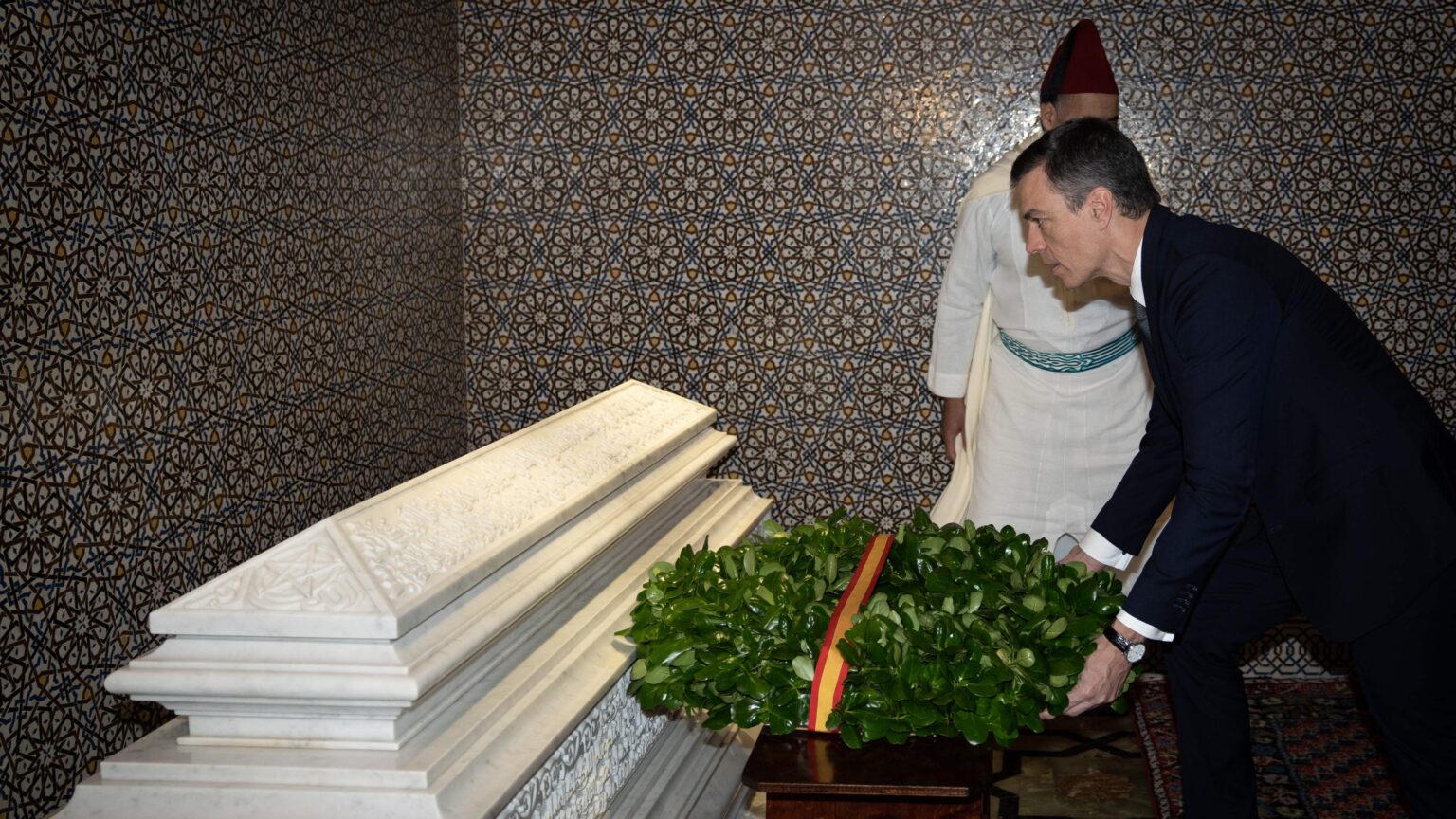 Sánchez realiza una ofrenda floral a Hassan II, el rey que gobernó Marruecos con puño de hierro