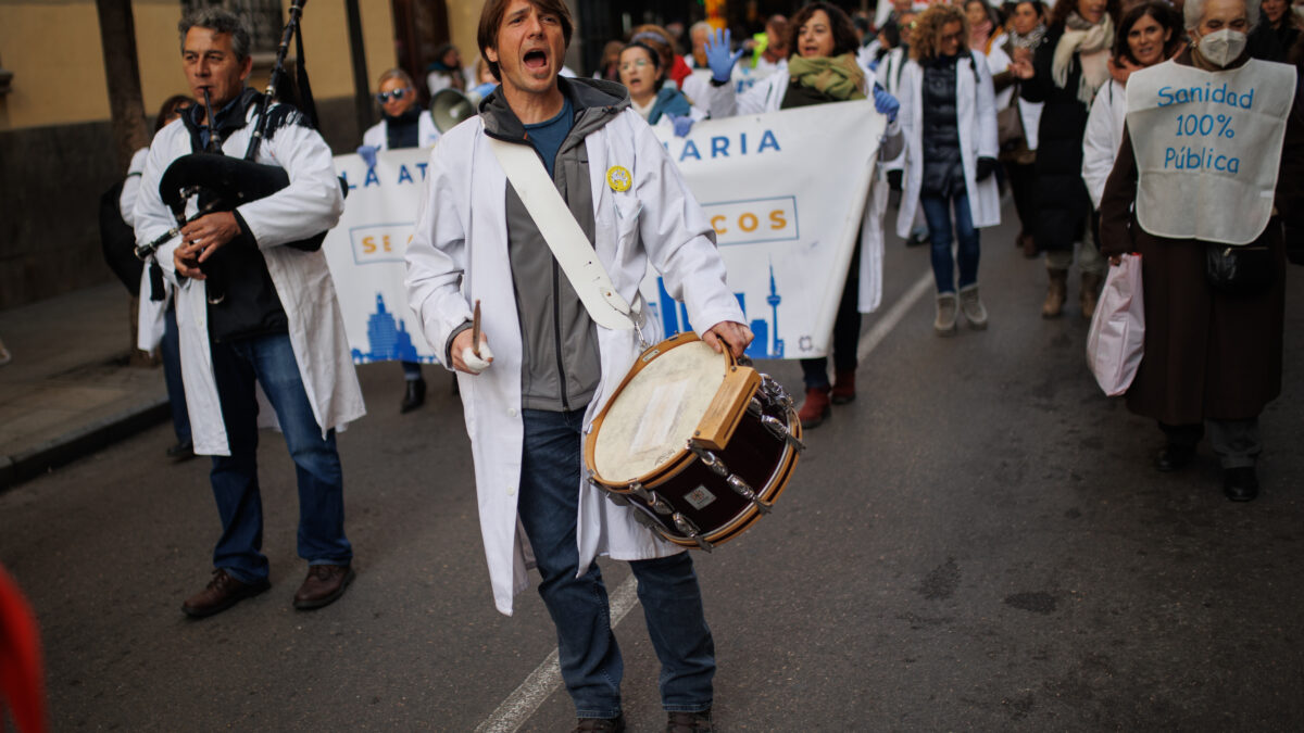 Ayuso prohíbe recoger firmas y carteles en los centros de salud