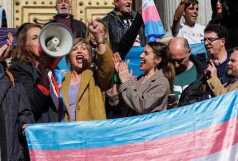 Las feministas buscan casos de 'trans' en cárceles españolas parecidos a los de Escocia