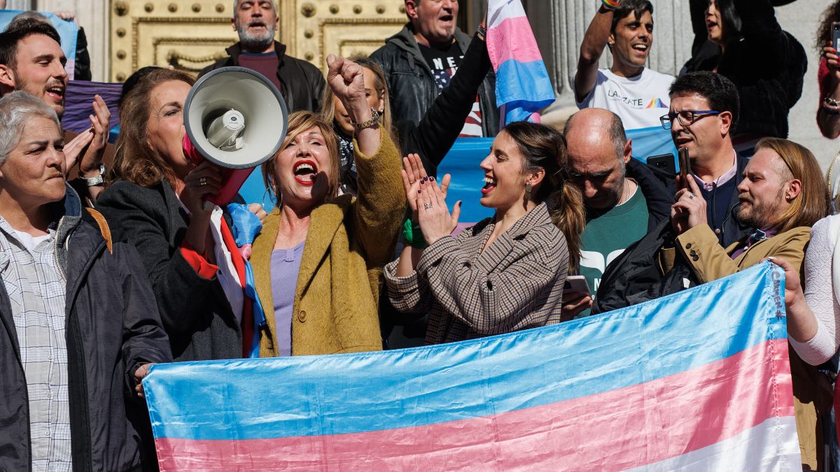 Las feministas buscan casos de ‘trans’ en cárceles españolas parecidos a los de Escocia