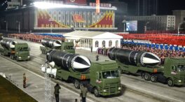Corea del Norte exhibe en el 75 aniversario de su Ejército misiles intercontinentales y armas nucleares