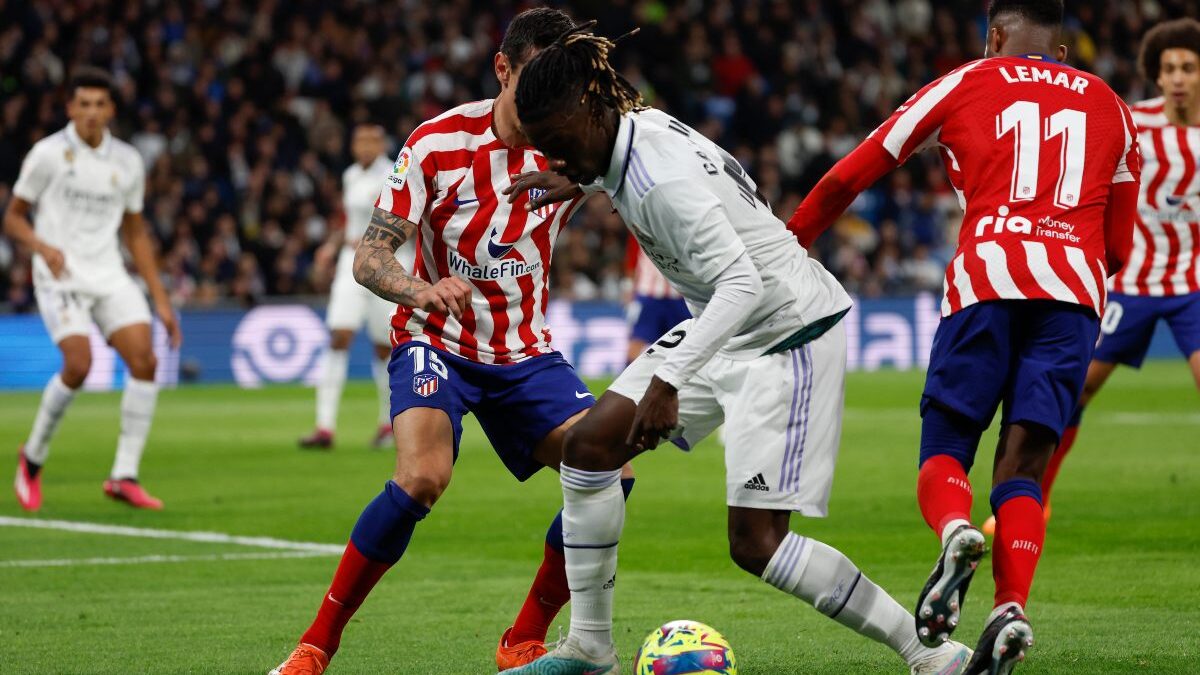 Empate en un polémico derbi: al Atleti le vale con diez y el Real Madrid se aleja de la Liga