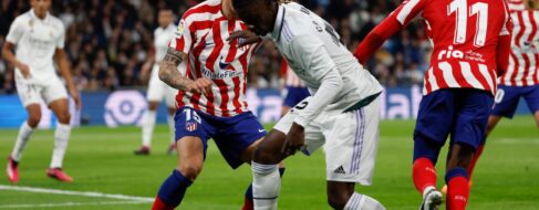 Empate en un polémico derbi: al Atleti le vale con diez y el Real Madrid se aleja de la Liga