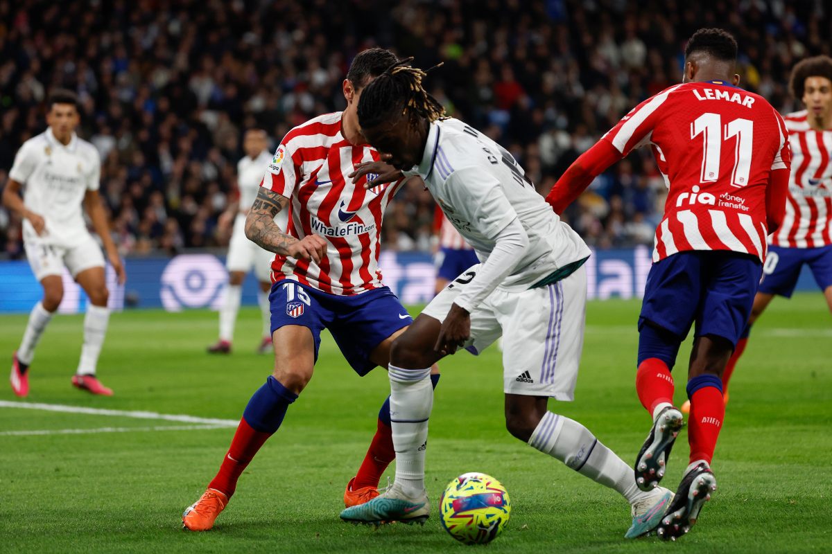 Empate en un polémico derbi: al Atleti le vale con diez y el Real Madrid se aleja de la Liga