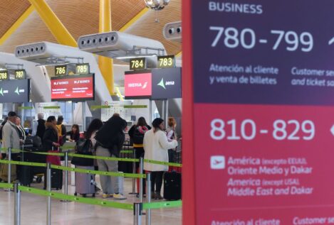 Dispositivos electrónicos y líquidos dejarán de mostrarse en los aeropuertos desde 2024