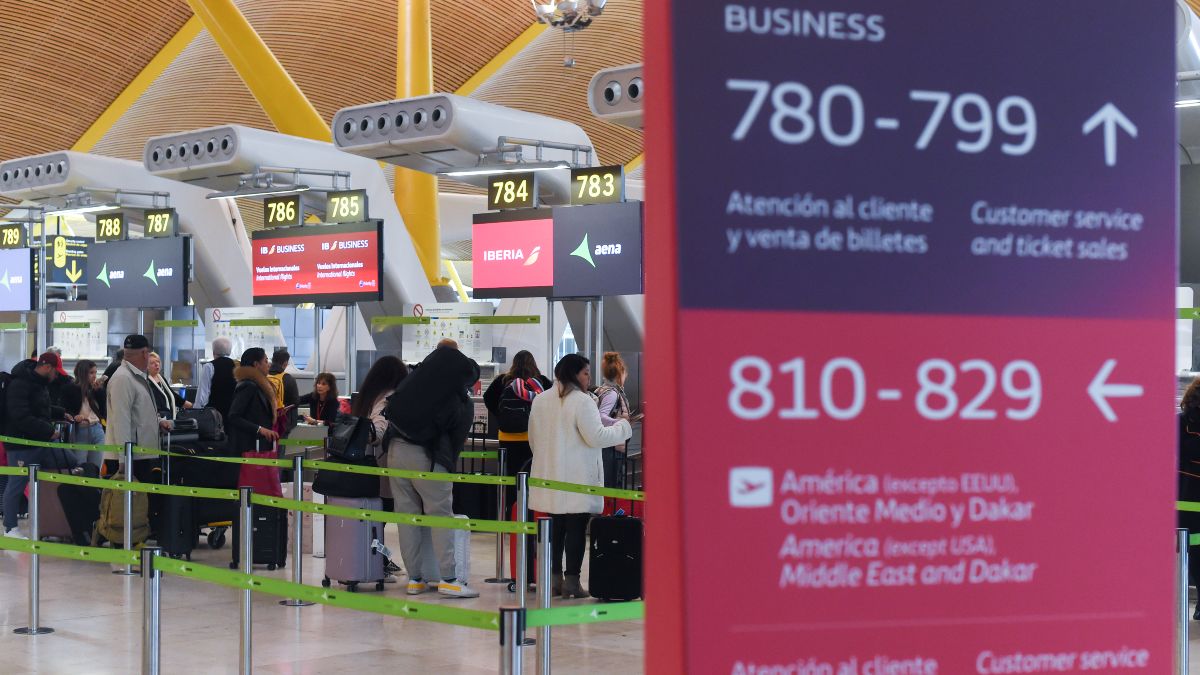 Dispositivos electrónicos y líquidos dejarán de mostrarse en los aeropuertos desde 2024