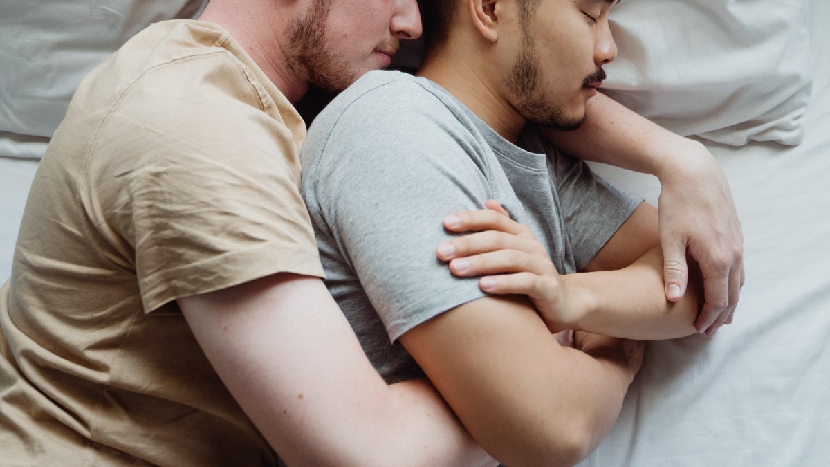 Una pareja durmiendo. Foto: Pexels