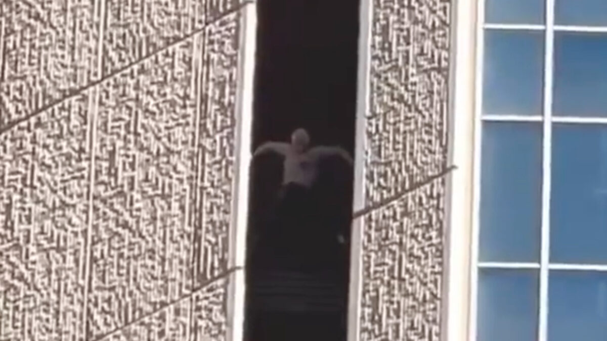 (VÍDEO) Detenido tras escalar sin protección un rascacielos de 147 metros y 40 plantas para protestar contra el aborto
