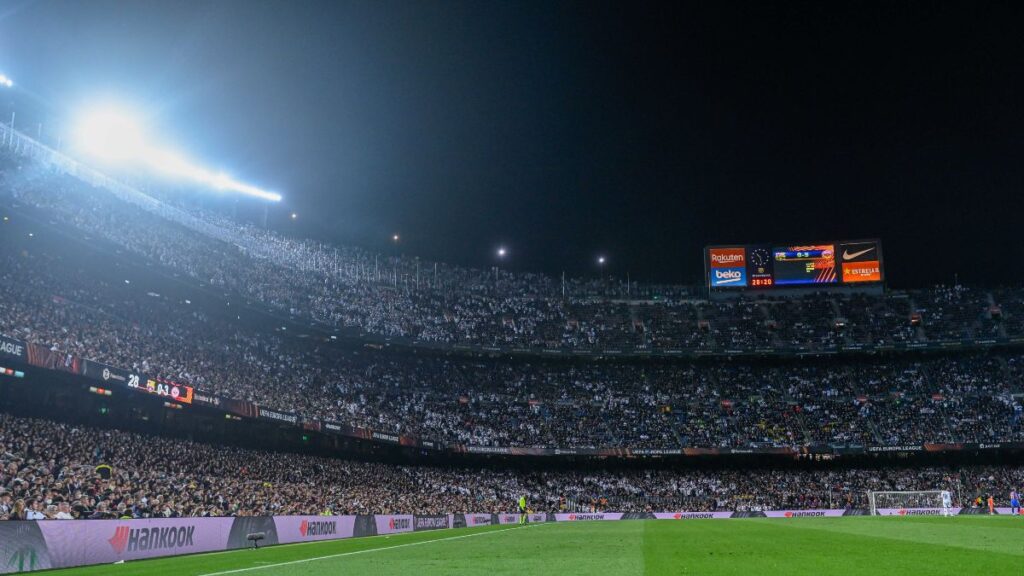 Imagen de los aficionados alemanas (blanco) en el Camp Nou. Foto: Gerard Franco (Zuma Press). 
