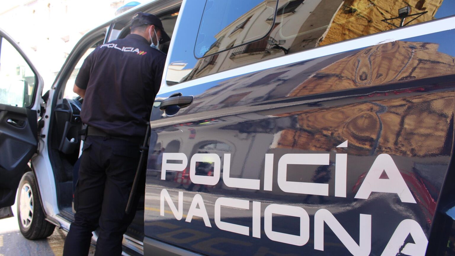 Detenido un varón por aplicar la ‘técnica del mataleón’ a una agente de policía en Sevilla